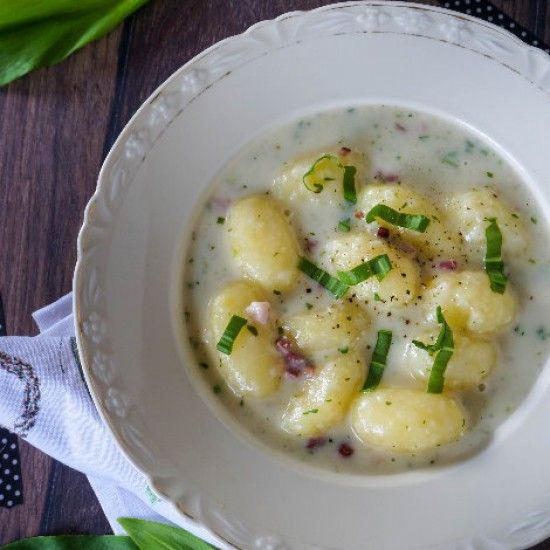 Rezeptbild: Spatzeklöße mit Bärlauch-Speck-Soße
