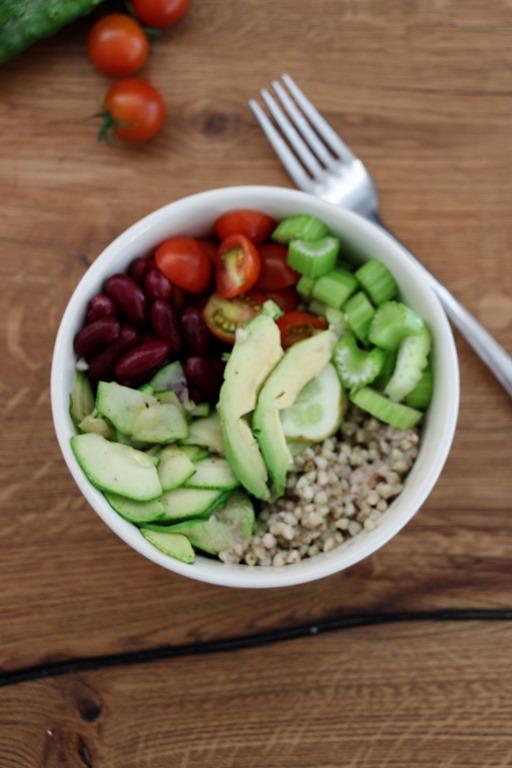 Rezeptbild: Raw Summer Veggie Bowl mit Kürbiskerndressing