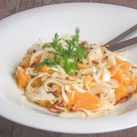 Rezeptbild: Fenchel-Orangen-Salat mit gerösteten Pinienkernen