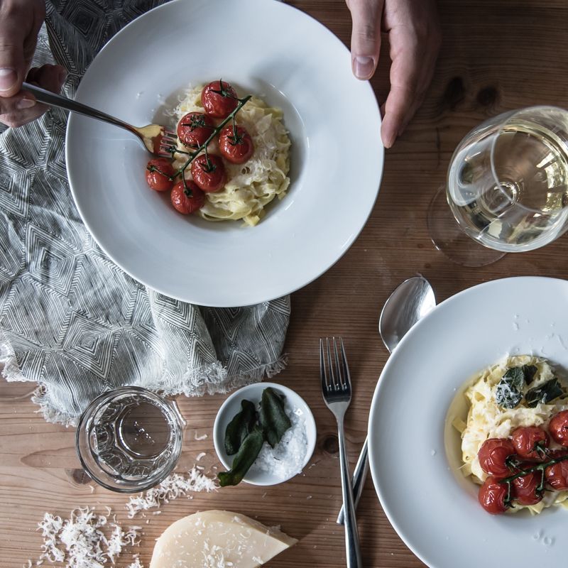 Rezeptbild: Hausgemachte Safrantagliatelle mit geschmorten Strauchtomaten, frittiertem Salbei und einer Weissweinsahnesauce zum Teller ablecken