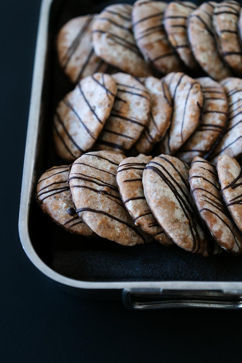Rezeptbild: Elisenlebkuchen mit Marzipan, Datteln und Ingwer