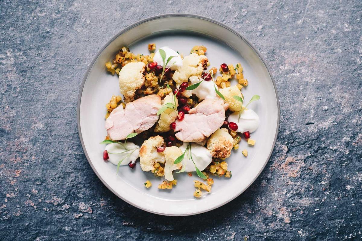 Rezeptbild: Kalbsbries mit Austern, geröstetem Blumenkohl und Ananassalsa