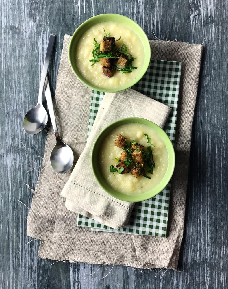 Rezeptbild: Pastinaken-Apfel-Suppe mit Zitronen-Kräuter-Croûtons