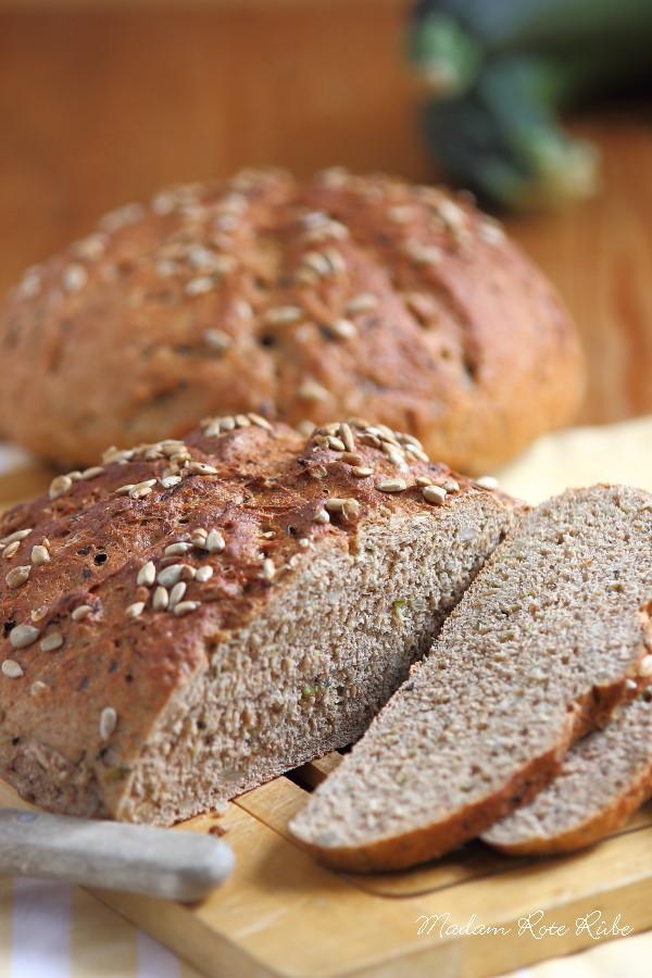 Rezeptbild: Nussiges Zucchini-Vollkornbrot mit Sonnenblumenkerne