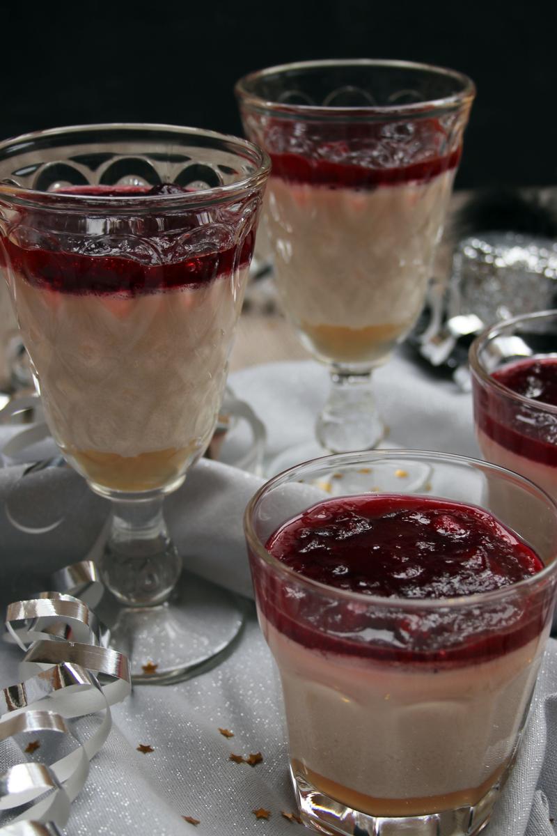 Rezeptbild: Prosecco-Panna-Cotta mit Cranberry-Gelee