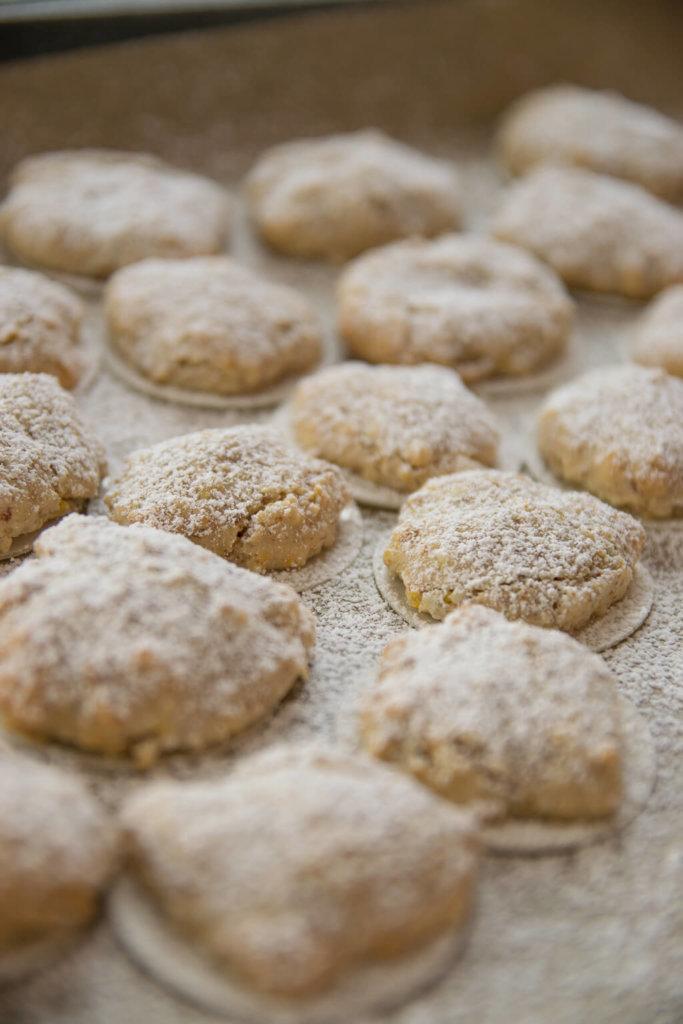 Rezeptbild: https://www.tellaboutit.de/diy-adventskranz-und-orangen-amaretti/