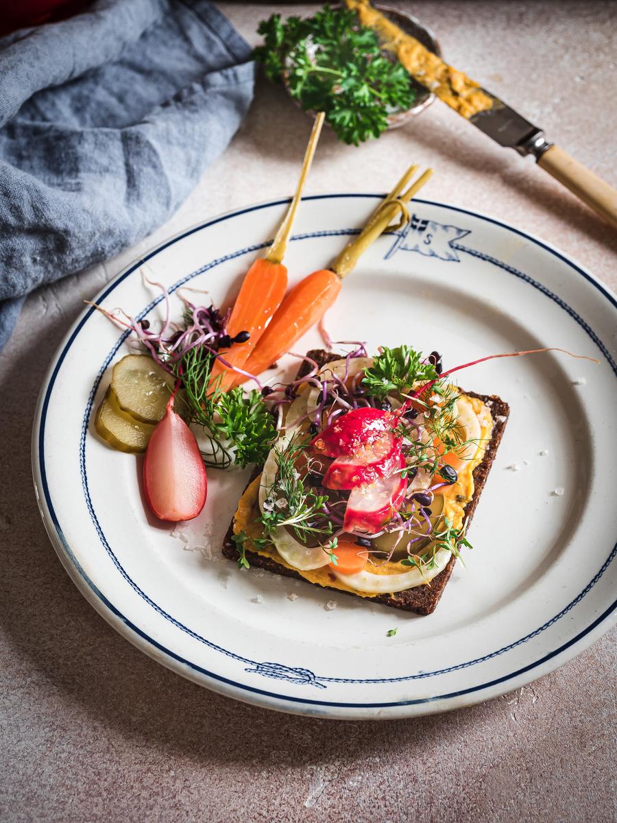 Rezeptbild: Smørrebrød mit Koriander Radieschen, Salz-Dill Möhren & Süßkartoffel-Kürbis Hummus