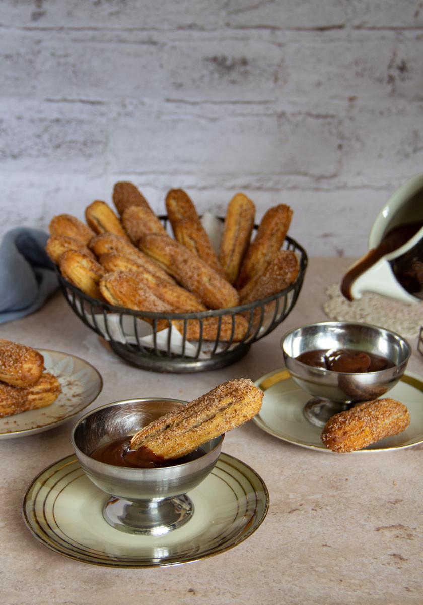 Rezeptbild: Churros aus dem Ofen mit Zimt-Zucker und dicker Schokosauce