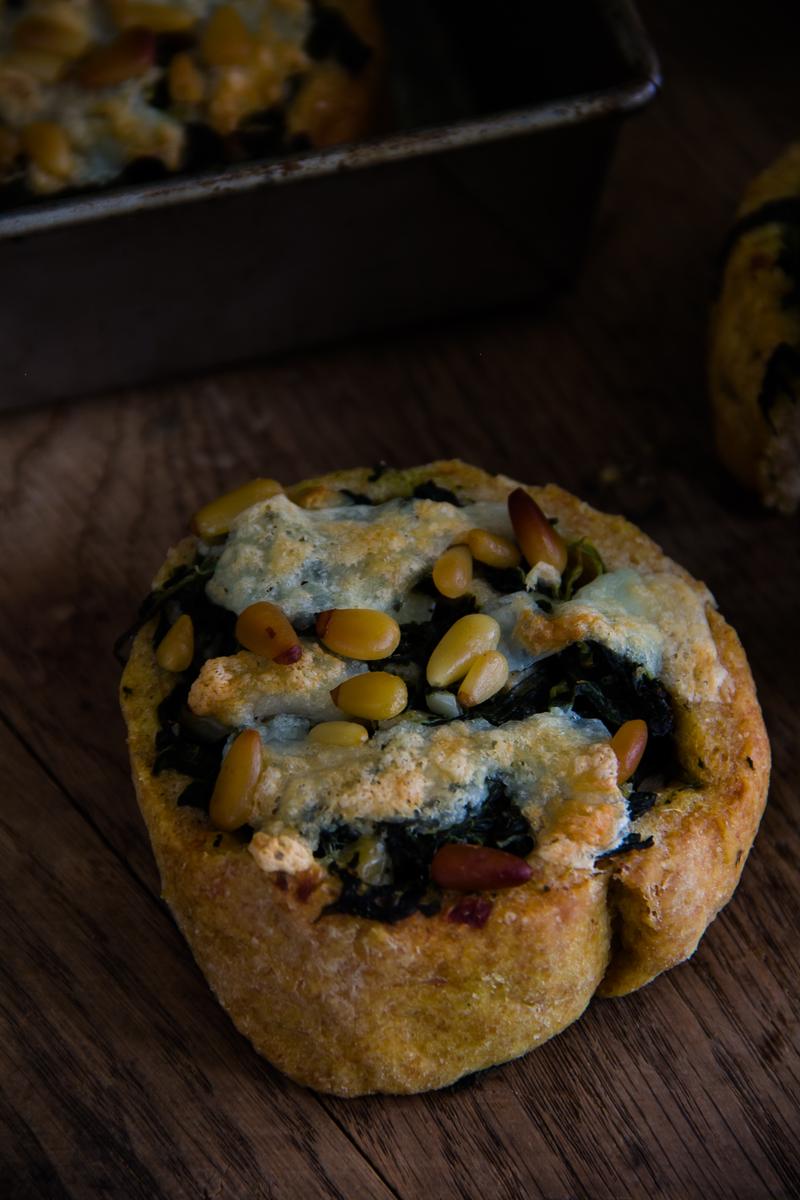 Rezeptbild: Spinatschnecken mit Halloumi, Mozzarella & Pinienkernen