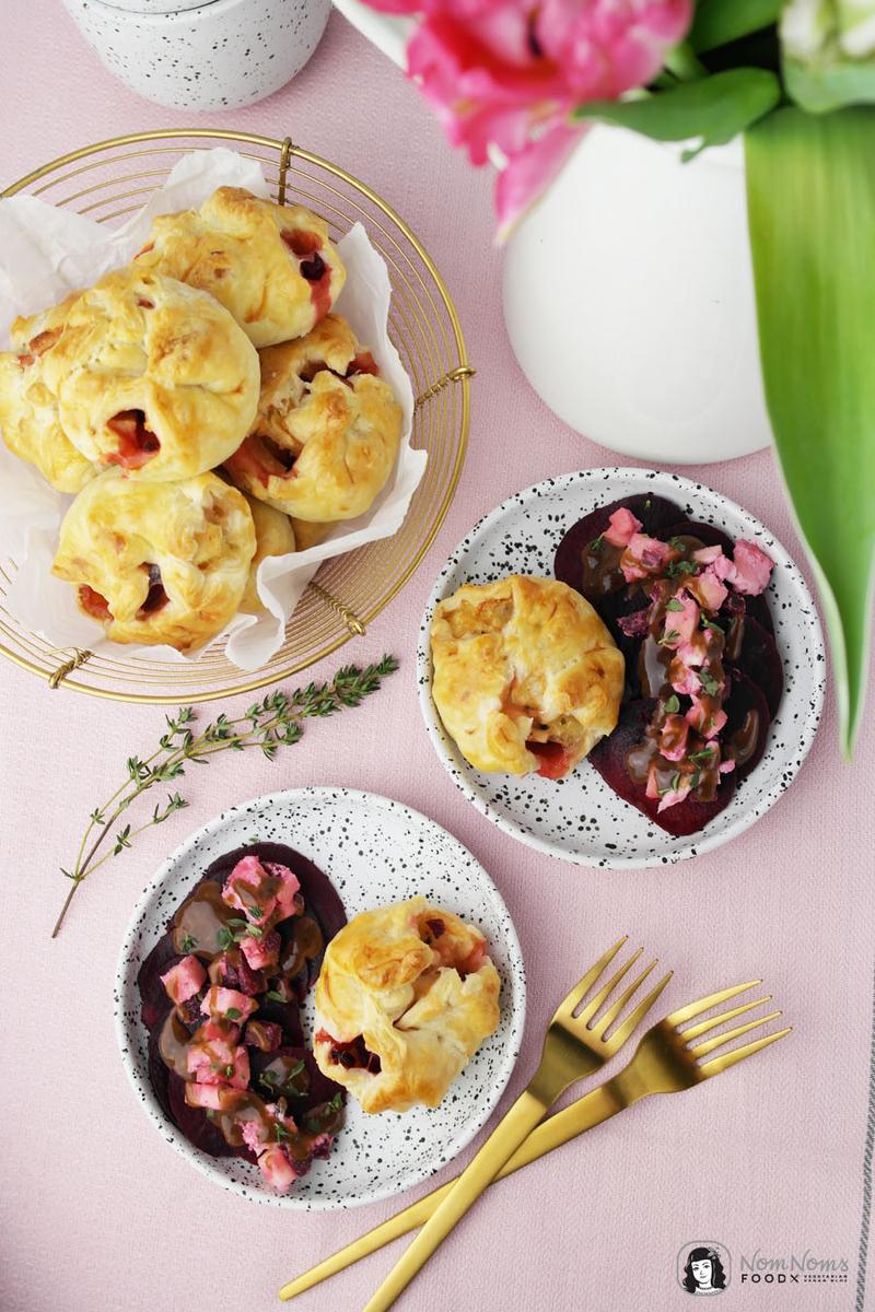 Rezeptbild: Blätterteig-Taschen mit Ziegenkäse, Rote Bete und Apfel dazu Rote Bete Salat