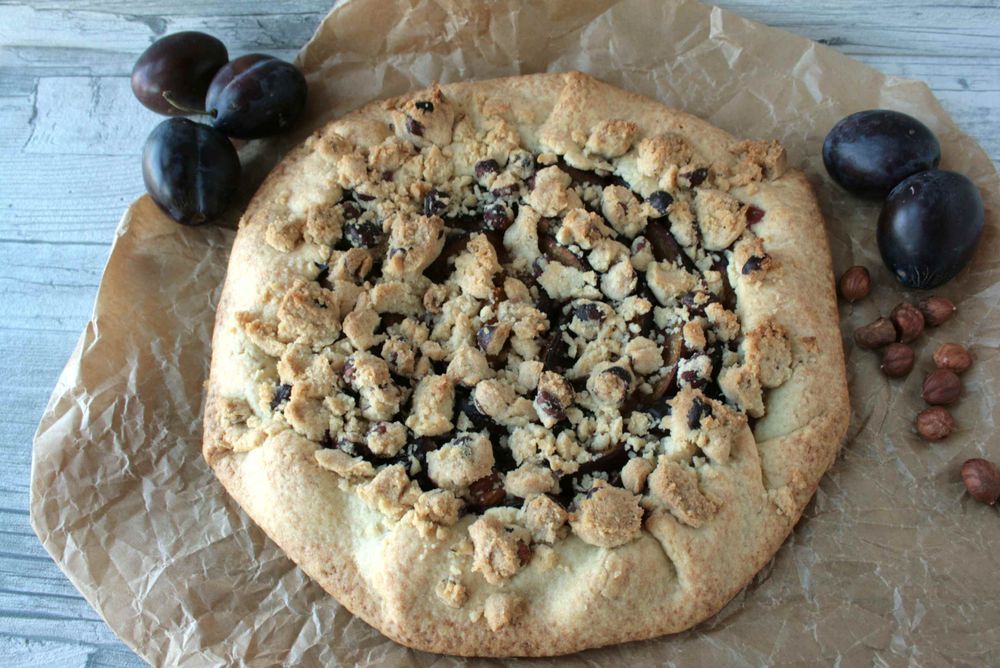 Rezeptbild: Zwetschgen-Galette mit Haselnuss-Streuseln