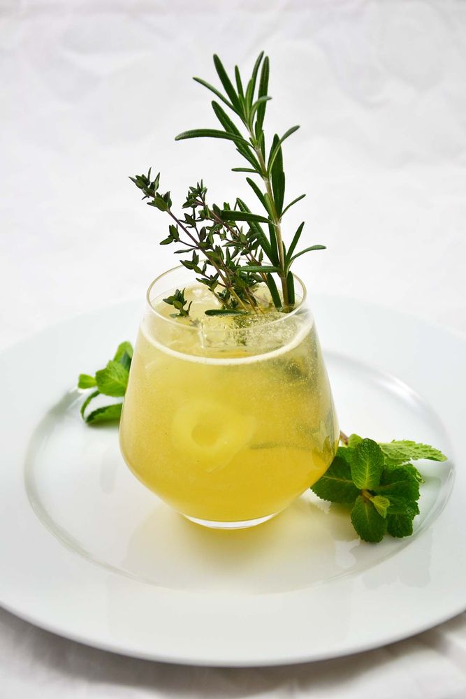 Rezeptbild: Gin mit Kräutern und Birne