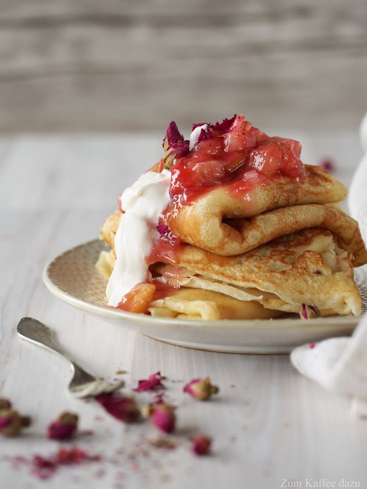 Rezeptbild: Pfannkuchen mit Rhabarber und Rosen-Crème Fraîche