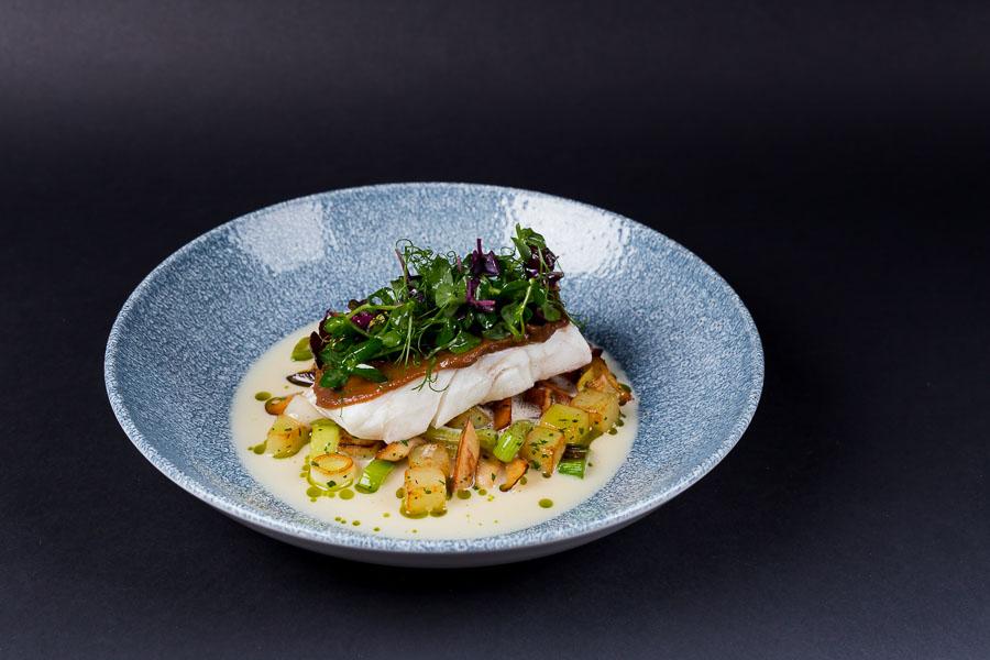Rezeptbild: Skrei • Röstzwiebelcreme • Kartoffel • Lauch