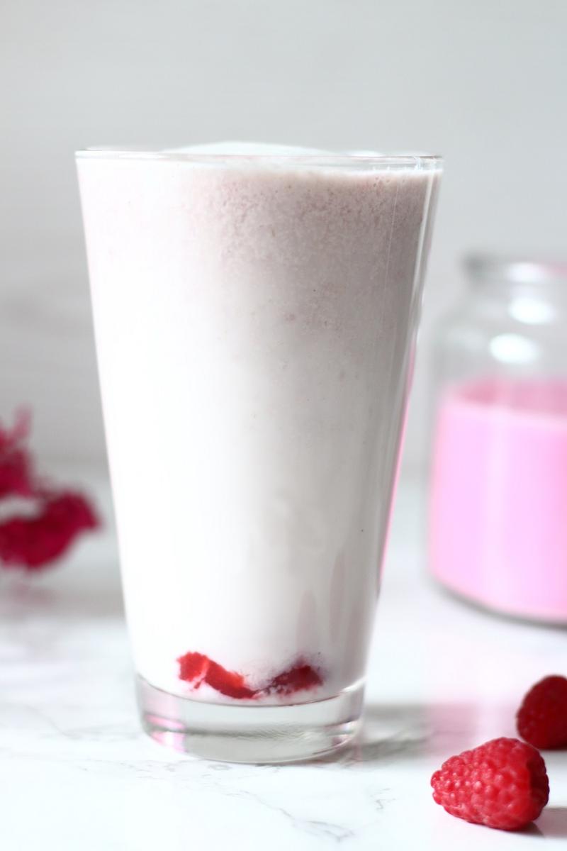 Rezeptbild: Himbeer-Kokos-Latte
