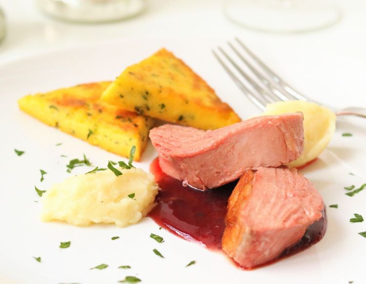 Rezeptbild: Ente Sous Vide, Pastinakenpüree, Polenta-Ecken & Portweinsoße
