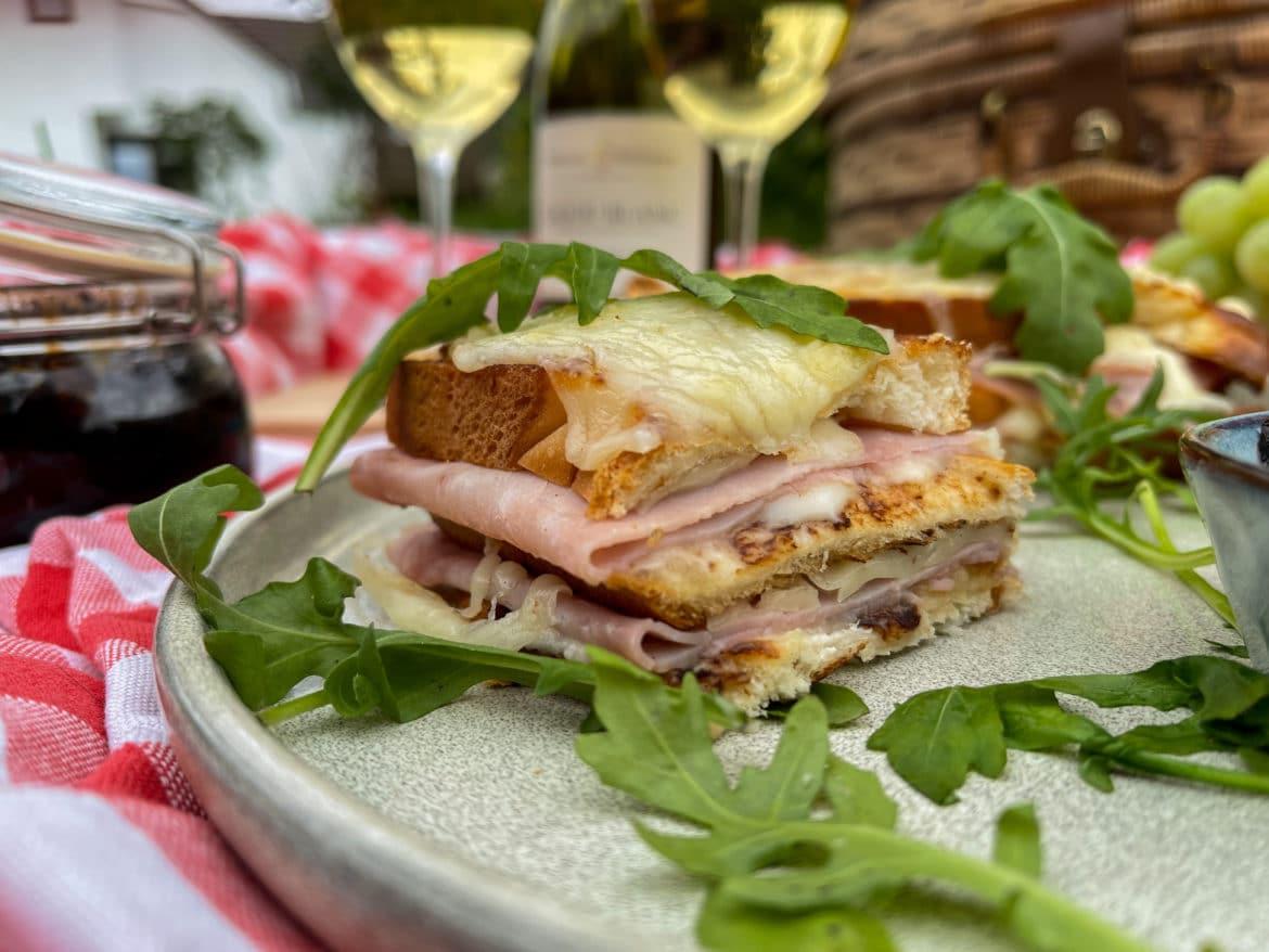 Rezeptbild: Croque Monsieur klassisch mit Zwiebelmarmelade – das französische Original