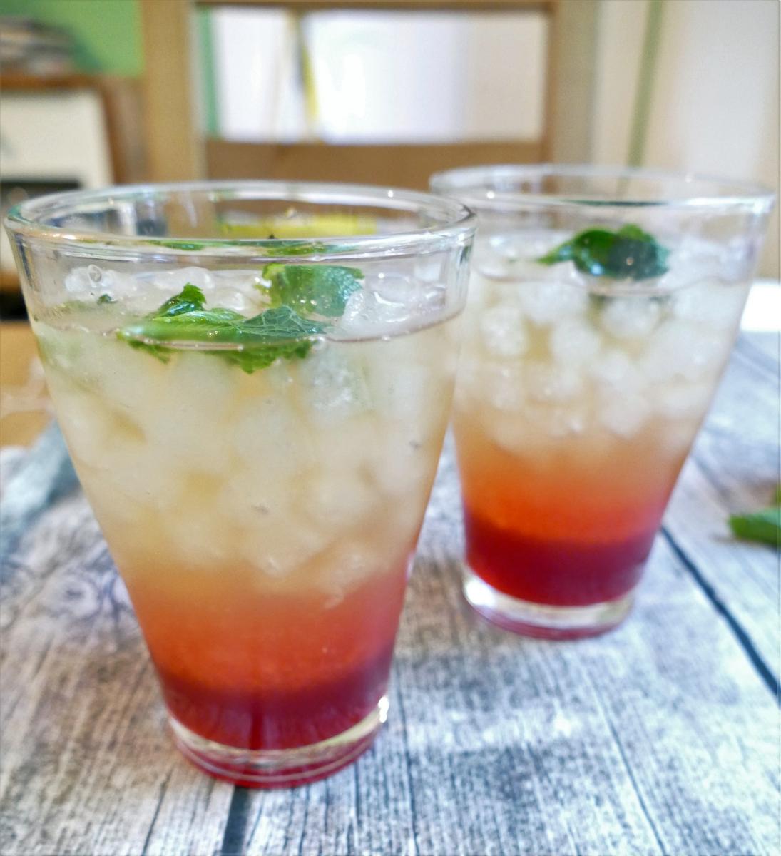 Rezeptbild: Erdbeereistee mit Minze