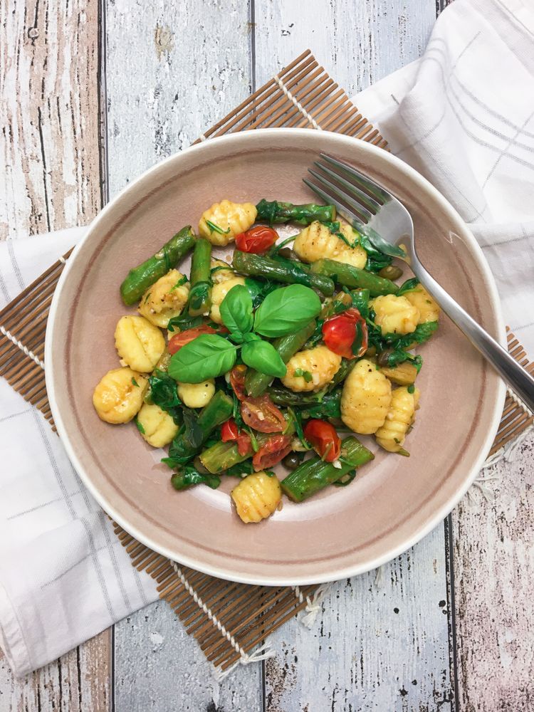 Rezeptbild: Butter Gnocchi mit grünem Spargel und Rucola