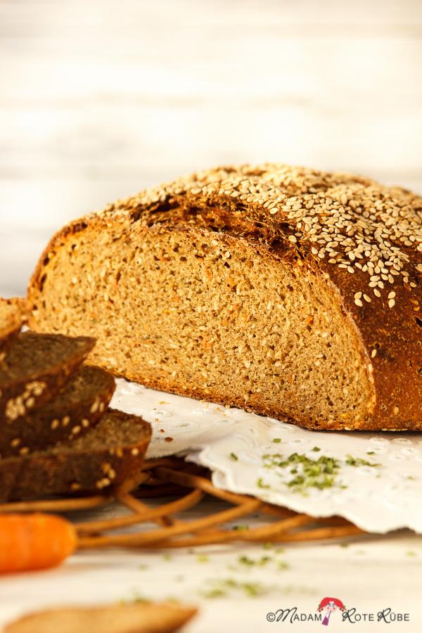 Rezeptbild: Möhren-Frühlingsbrot mit Joghurt und Schnittlauch