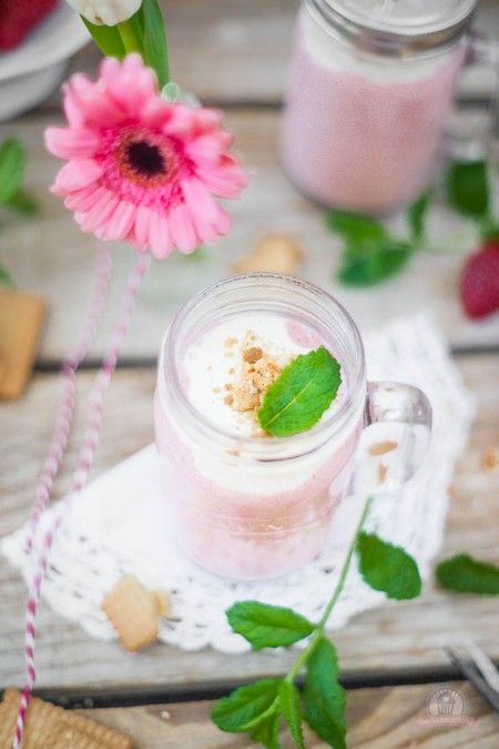 Rezeptbild: Cheesecake-Smoothie mit Erdbeeren und Quarkhäubchen