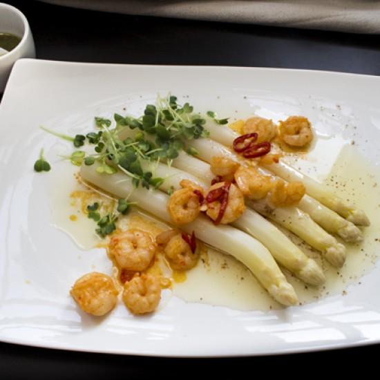 Rezeptbild: Drunken Prawns On Fire mit Spargel