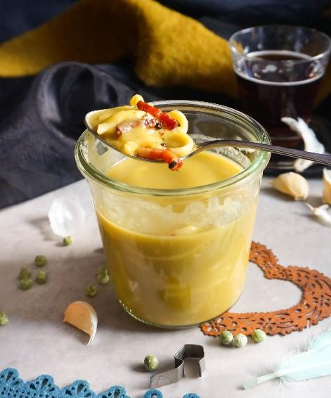 Rezeptbild: Erbsensuppe mit krossem Bacon und Spätzle
