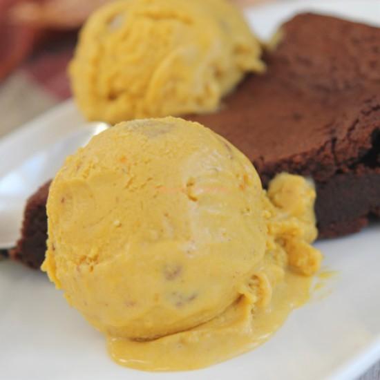 Rezeptbild: Kürbis-Eis mit Pecannüssen