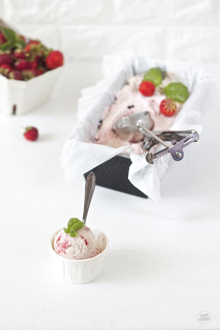 Rezeptbild: Erdbeer Basilikum Pfeffer Eis