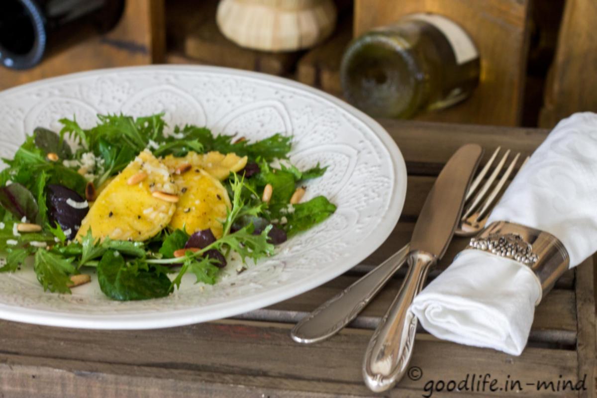 Rezeptbild: Kräuter-Ravioli auf Wildkräutersalat