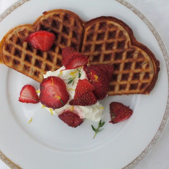 Rezeptbild: Waffeln mit gerösteten Thymian-Erdbeeren