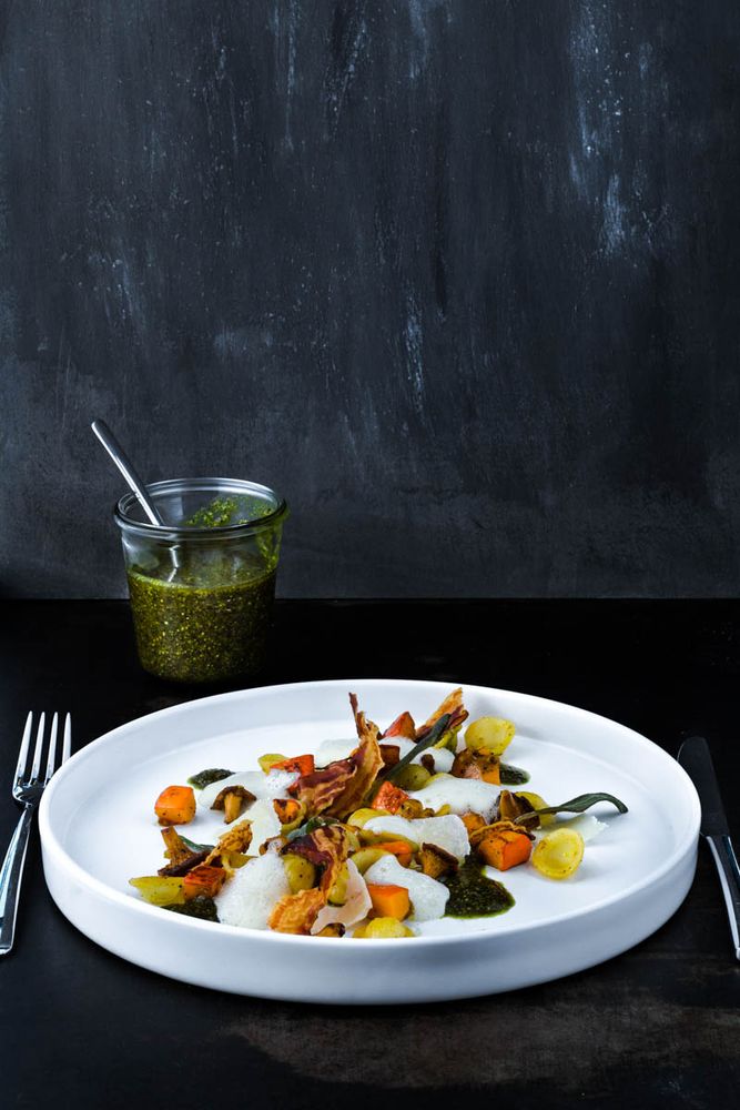 Rezeptbild: Orecchiette mit Kürbis, Pfifferlingen, Kürbiskernpesto und Salbeischaum