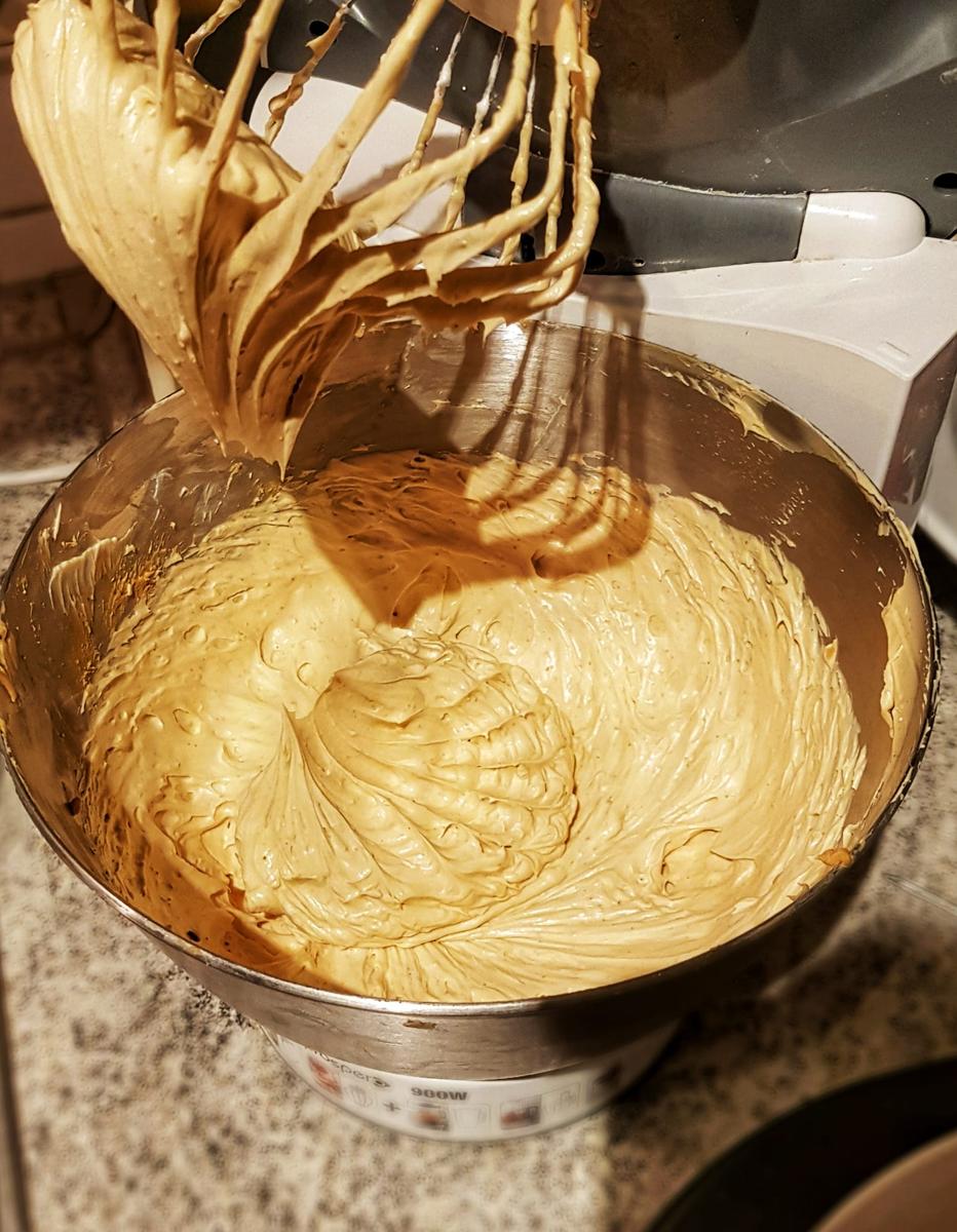 Rezeptbild: Schweizer Buttercreme mit karamellisierter weißer Schokolade
