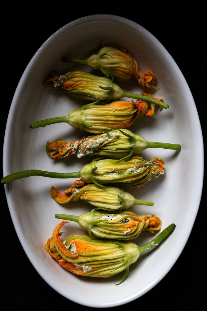 Rezeptbild: Zucchiniblüten mit Ricotta-Pinienkern-Mohn-Füllung