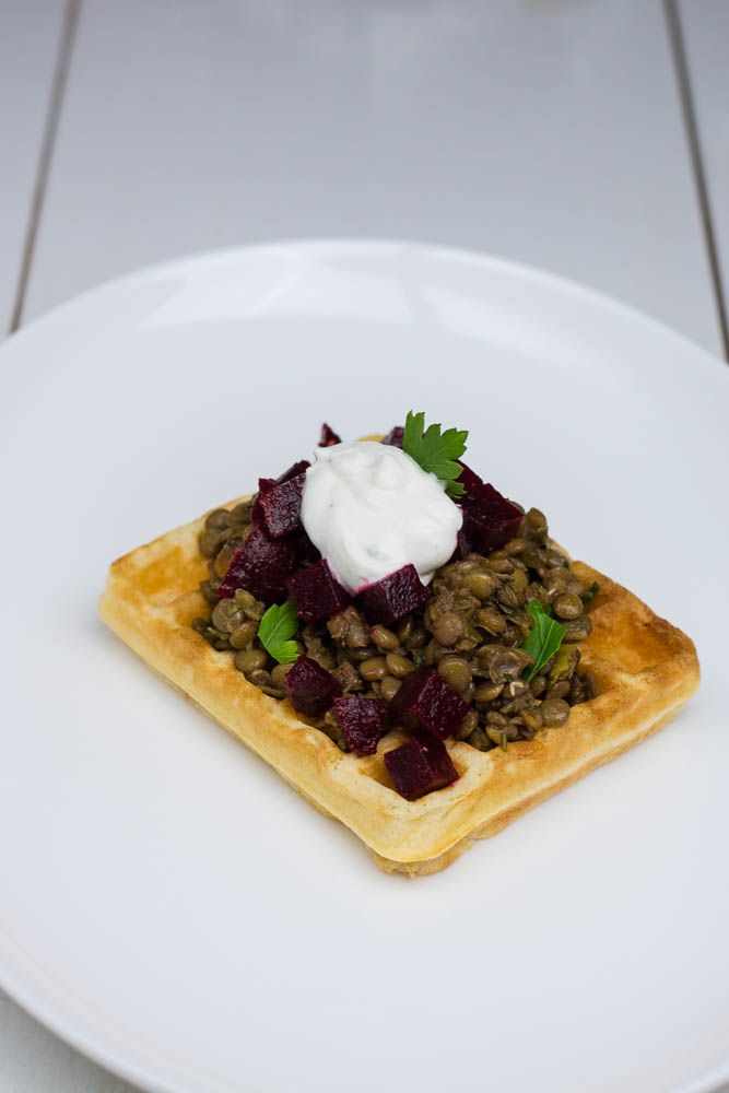 Rezeptbild: Herzhafte Waffeln mit Linsen, roter Beete und Ziegenkäse