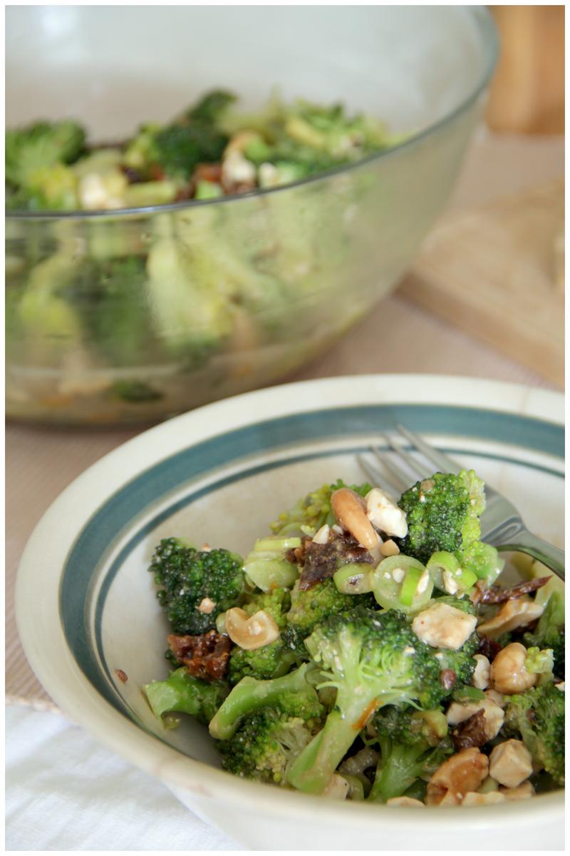 Rezeptbild: Roher Brokkolisalat mit Tomaten, Cashews und Feta
