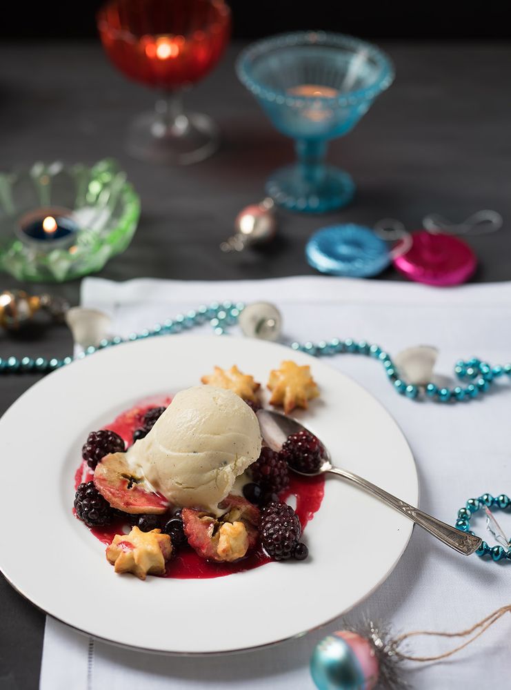 Rezeptbild: Glüh-Beeren-Pie mit Kardamom Eis