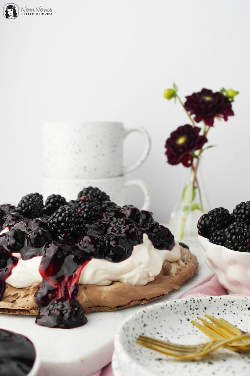 Rezeptbild: Schokoladen-Pavlova oder Schokoladen-Baisertorte mit Brombeer-Balsamico-Kompott