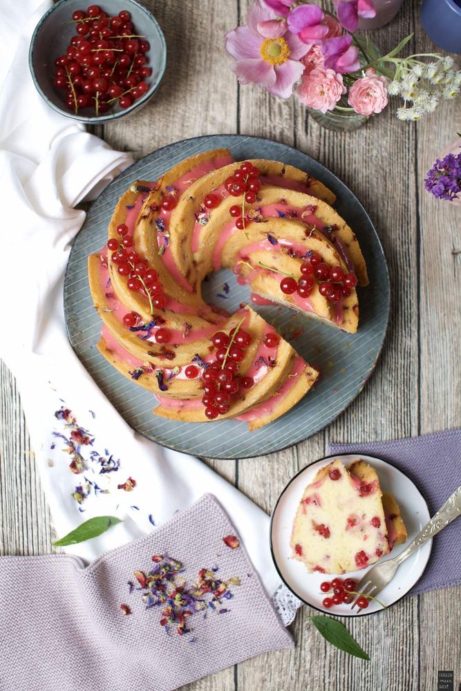 Rezeptbild: Guglhupf mit Johannisbeeren