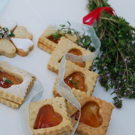 Rezeptbild: Thymian-Butterkekse mit Aprikosenmarmelade