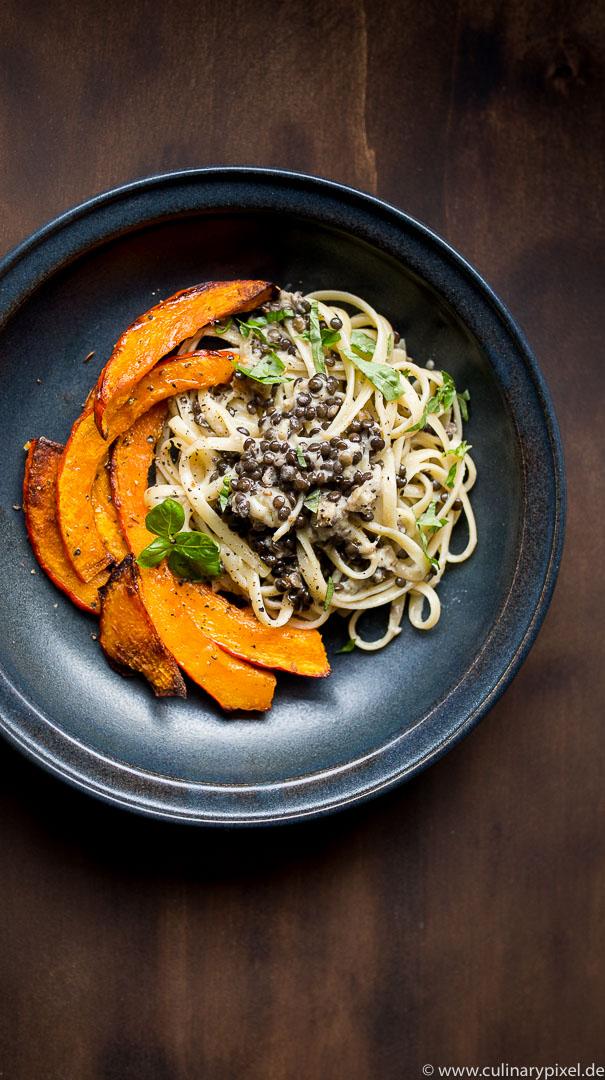 Rezeptbild: Linguine mit Kürbis, Belugalinsen & Auberginenkaviar