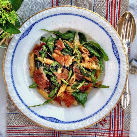 Rezeptbild: Penne mit Rucola und geröstetem Parmaschinken