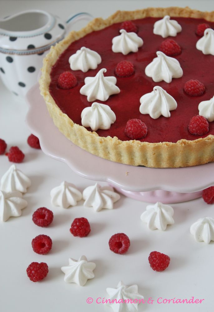 Rezeptbild: Schoko Trüffel-Tarte mit Himbeer Curd & Mini Baisers
