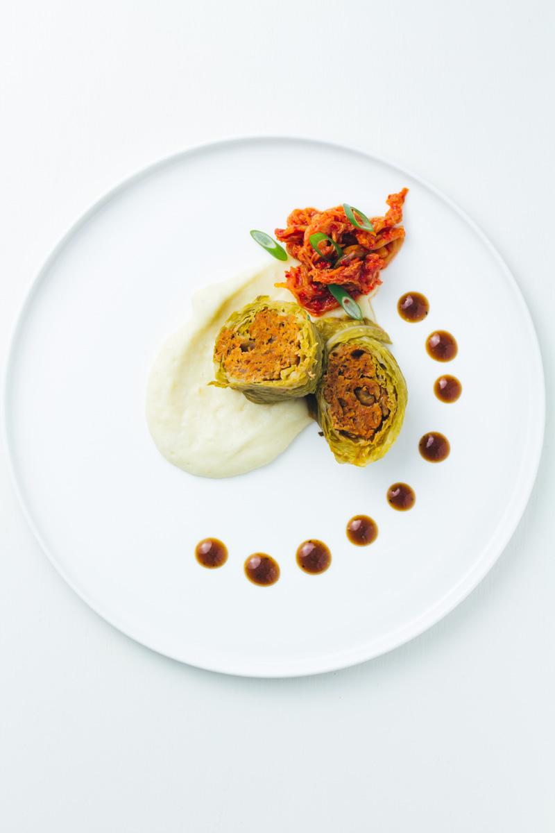 Rezeptbild: Kimchi-Wirsingrouladen mit Topinamburpüree