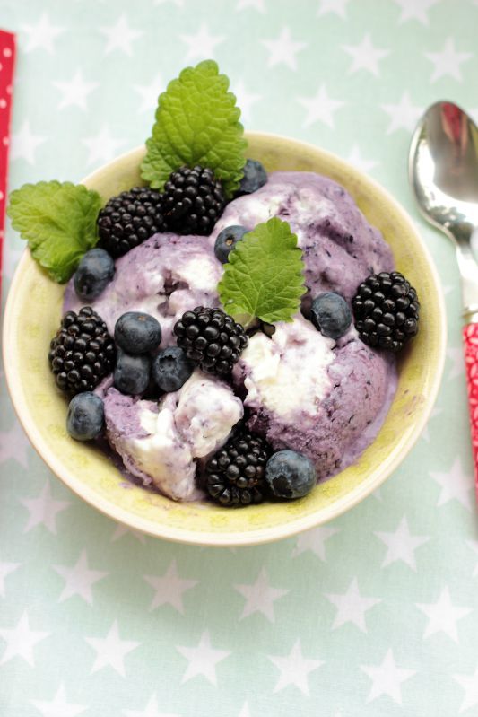 Rezeptbild: Waldbeeren-Buttermilch Eis 