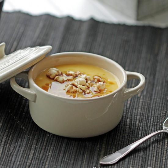 Rezeptbild: Kürbiscremesuppe mit indischem Popcorn