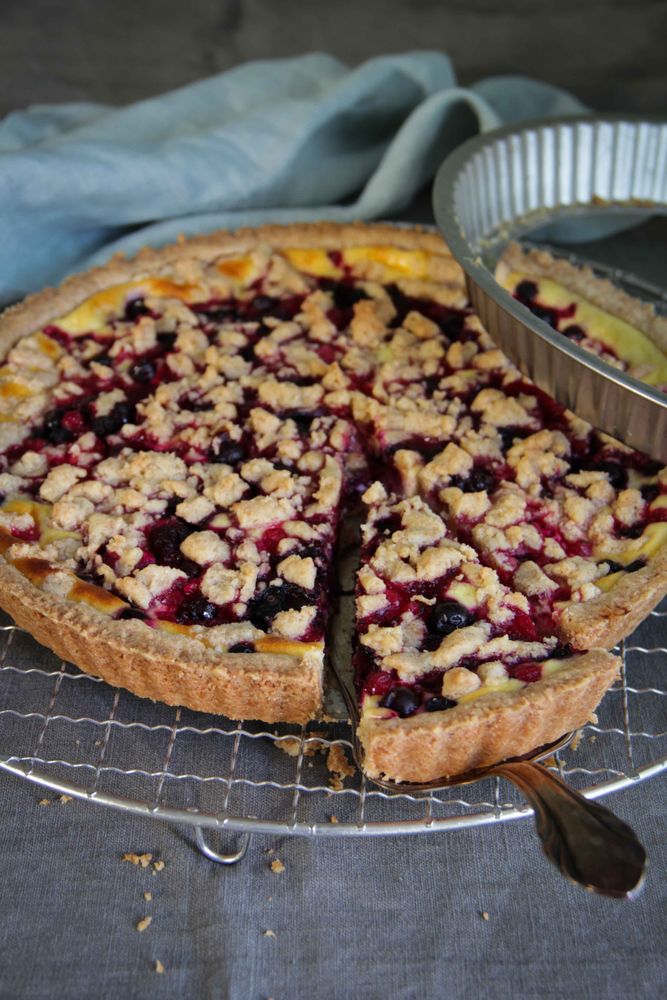Rezeptbild: Tarte mit Beeren, Quarkcreme und Streuseln