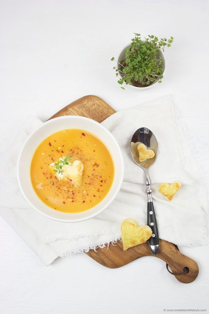 Rezeptbild: Würzige Süßkartoffelsuppe mit Blätterteigherzen
