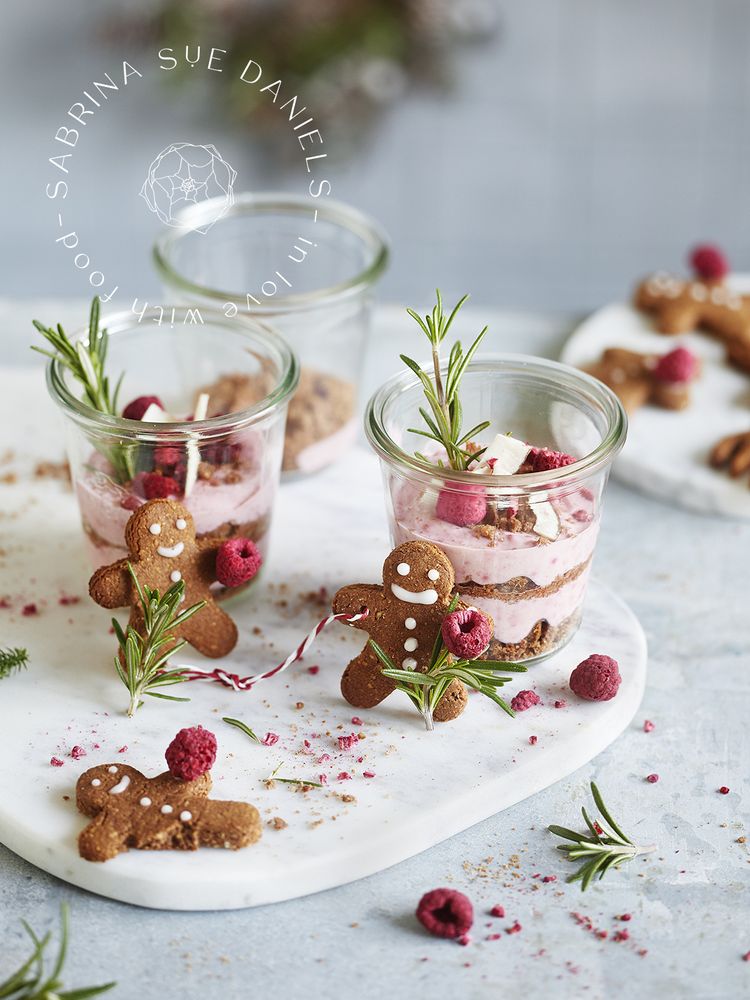 Rezeptbild: Schnelle Lebkuchen-Joghurtcreme mit Himbeeren & Kokos