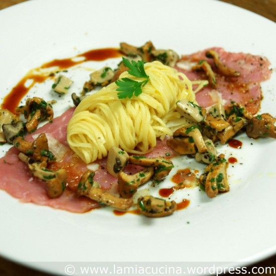 Rezeptbild: Kalbsfilet-Carpaccio mit Taglierini und Pilzen